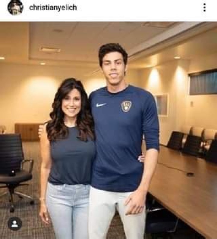 Christian Yelich’s Mom Alecia Goes Viral