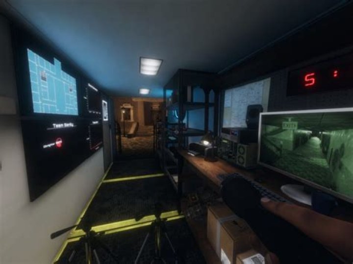 How to unlock and use the head-mounted camera in Phasmophobia